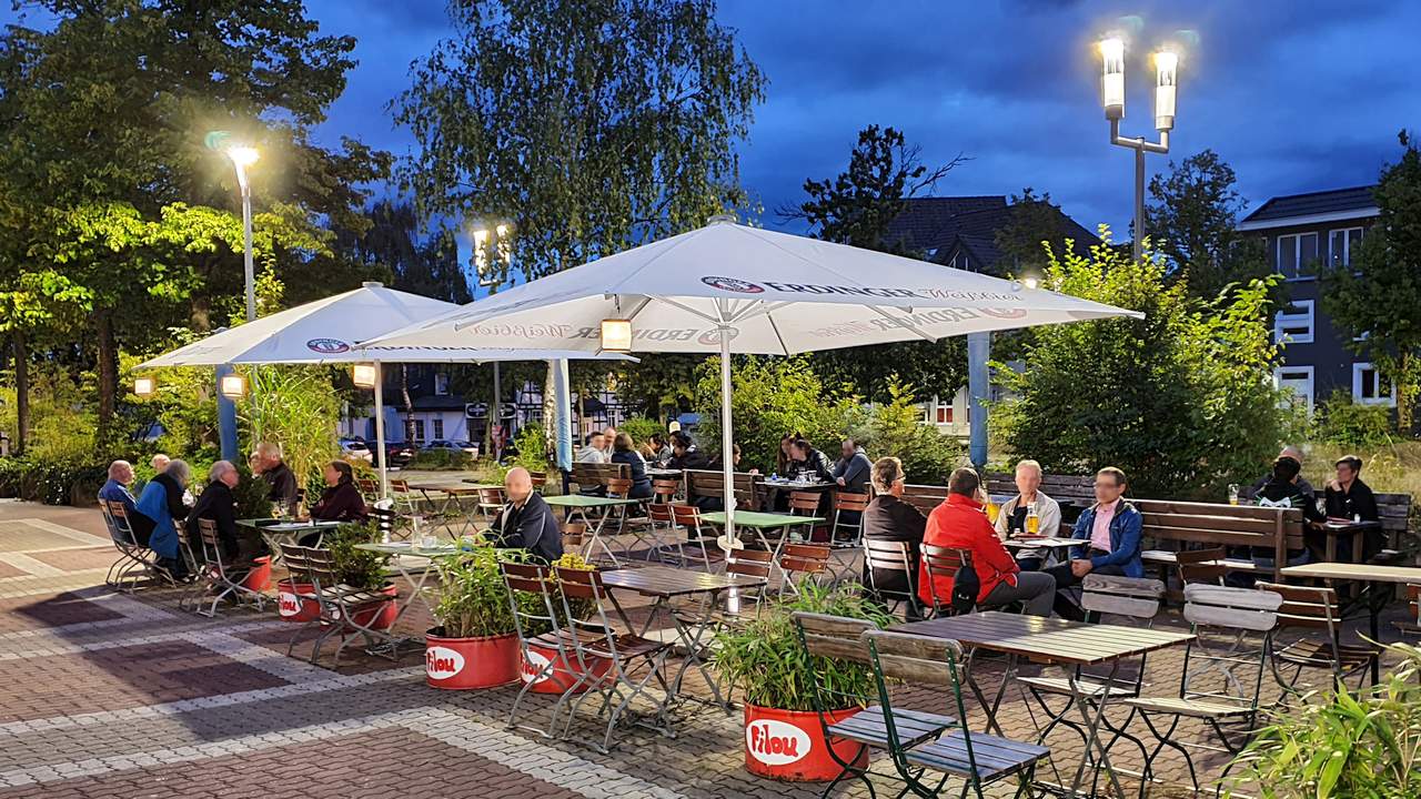 Blick in den abendlichen Biergarten